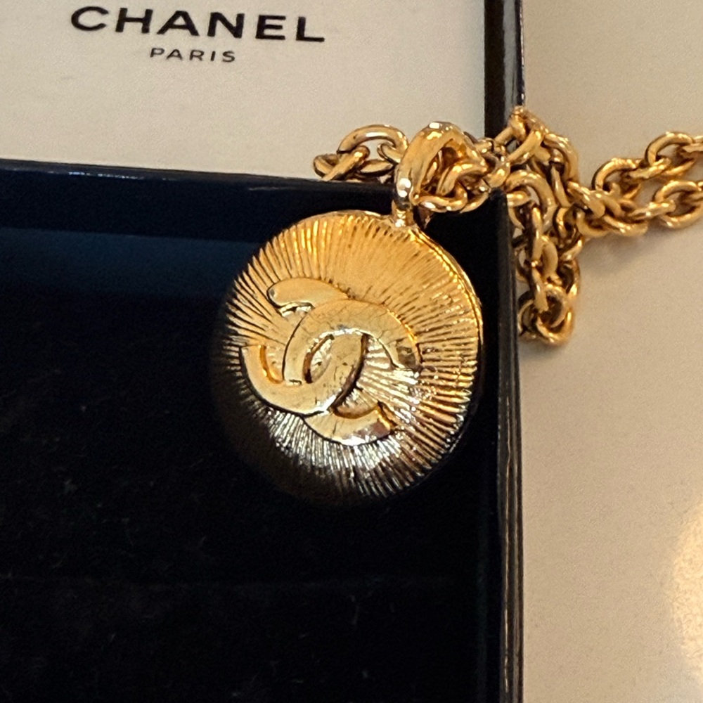 CHANEL Vintage Medallion Pendant Necklace - Picture 3 of 11